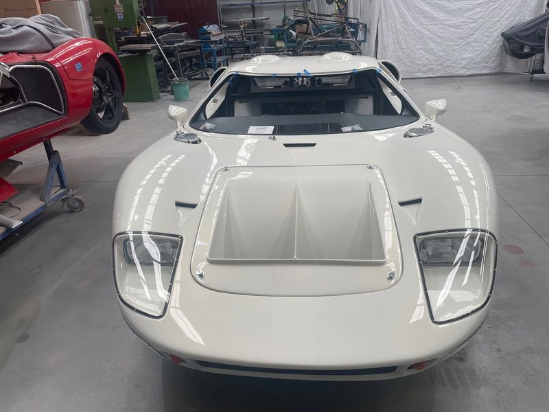 White GT40, nose-on view